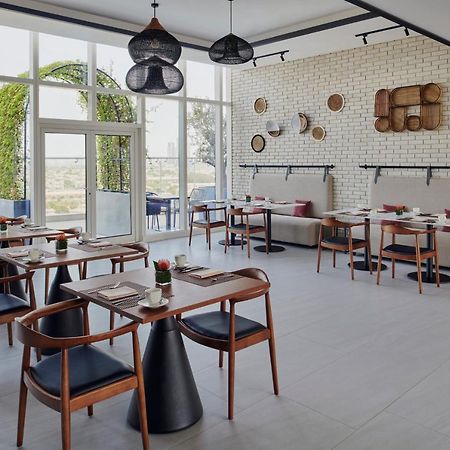 Movenpick Jumeirah Village Triangle Dubai Exterior foto Restaurant
