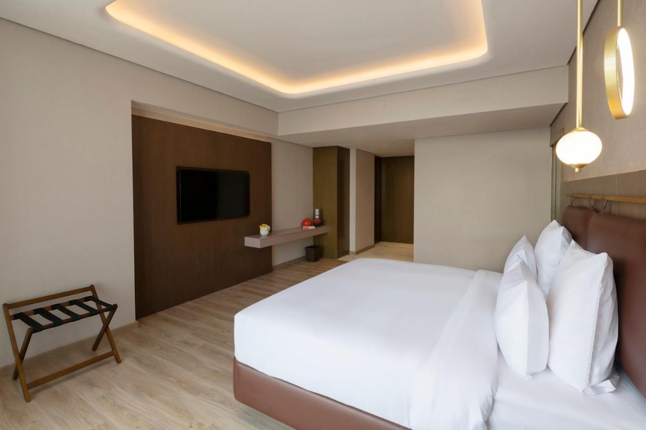 Movenpick Jumeirah Village Triangle Dubai Exterior foto A bedroom at the hotel