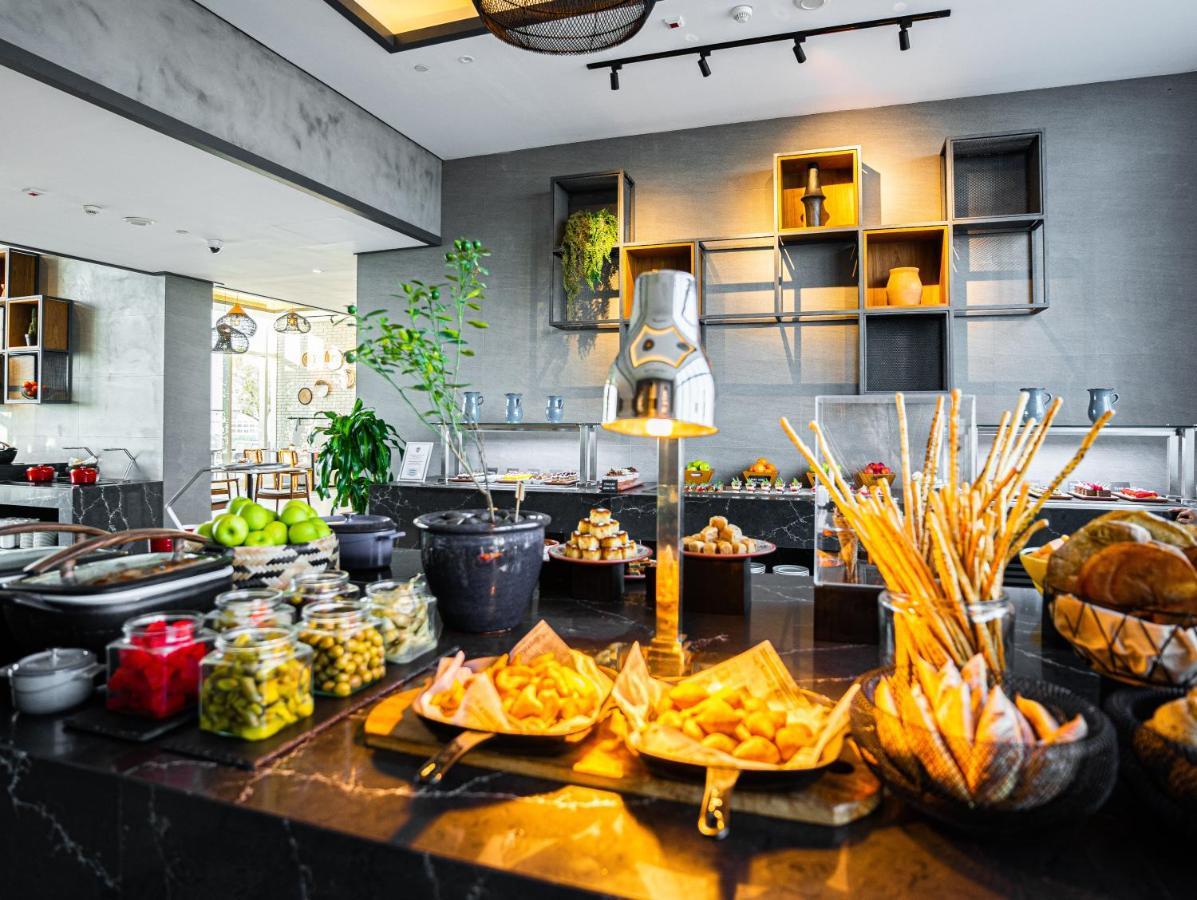 Movenpick Jumeirah Village Triangle Dubai Exterior foto The buffet at the restaurant