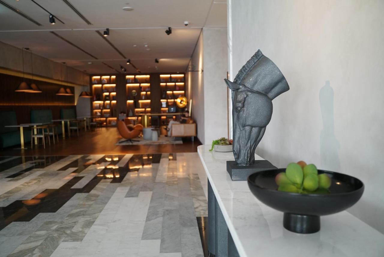 Movenpick Jumeirah Village Triangle Dubai Exterior foto The interior of the lounge