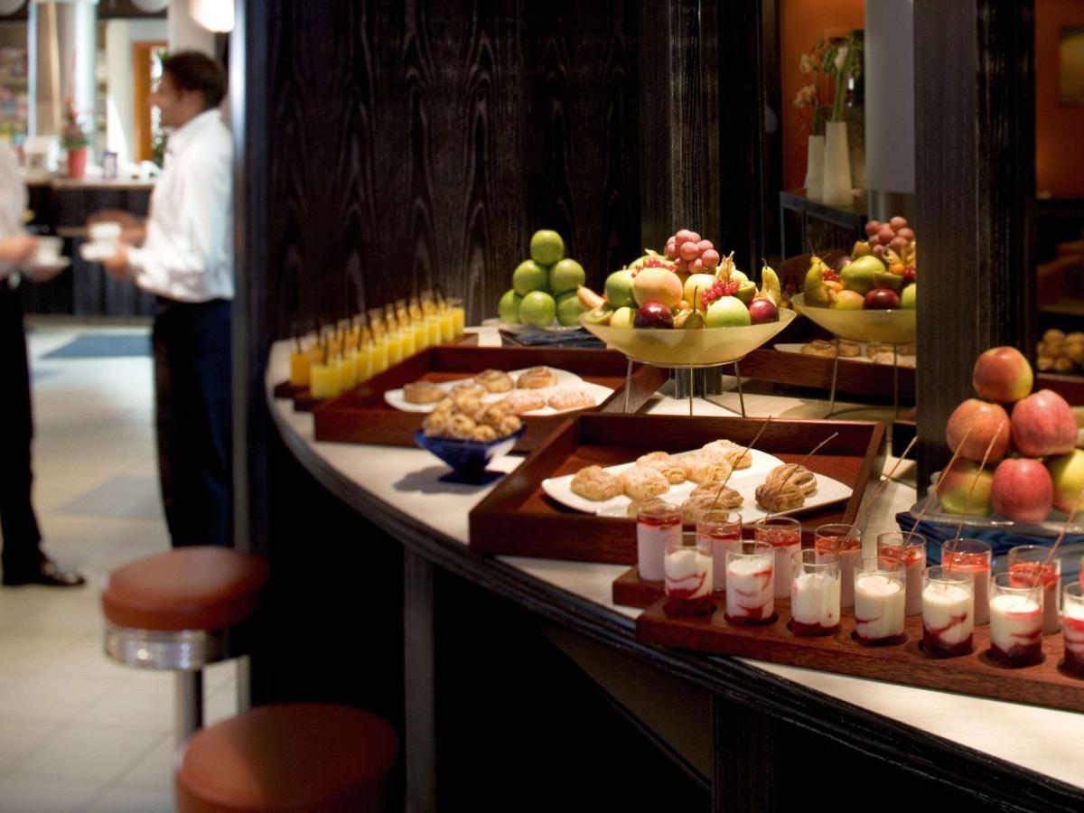 Movenpick Jumeirah Village Triangle Dubai Exterior foto A buffet at a hotel